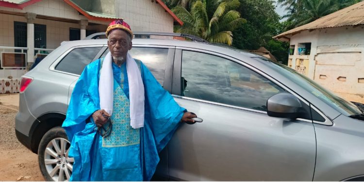 Boké : Elhaj Cherif Diallo Khalife général de la Tidianiyya reçoit une Mazda CX-9