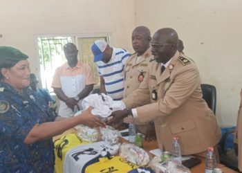 Boké / football : Le Gouverneur préside la remise des équipements offert par le président de l&rsquo;UDK aux équipes engagées au tournoi préfectoral du trophée Général Mamady Doumbouya