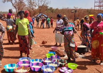 Boké–Malapouya : la communauté bloque la route de Dynamic Mining, les femmes cuisinent sur l’axe minier