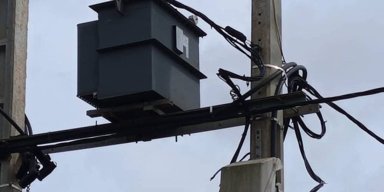 Baralandé–Lambanyi : EDG rétablit progressivement l’électricité avec l’installation d’un nouveau transformateur
